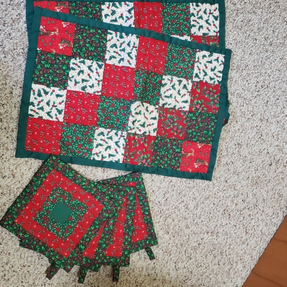 Homemade- 2 placements and 4 pot holders